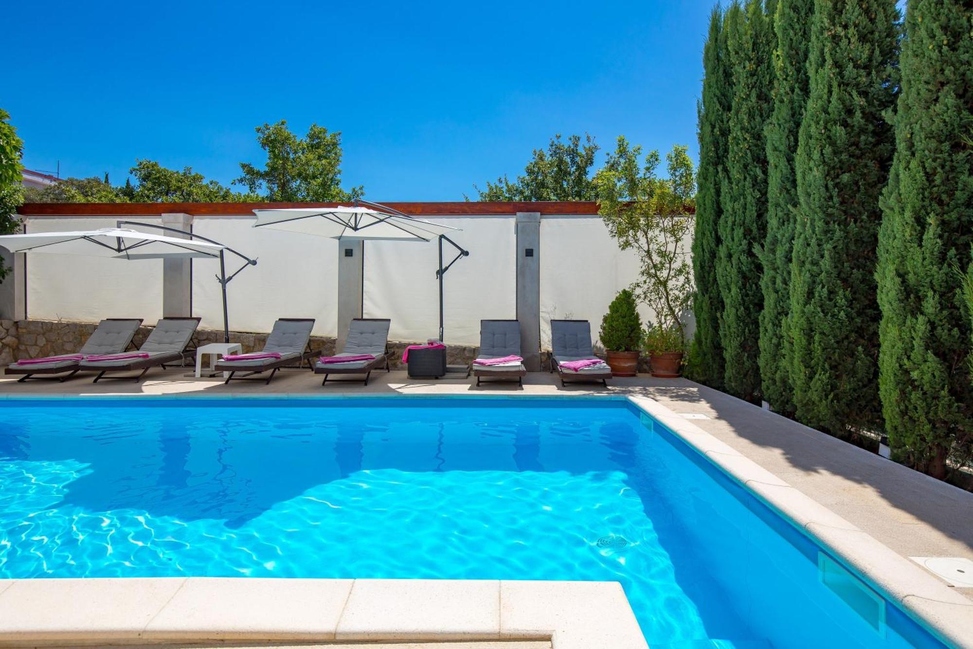 Case de vacanță Family House Rose With Pool - Happy *