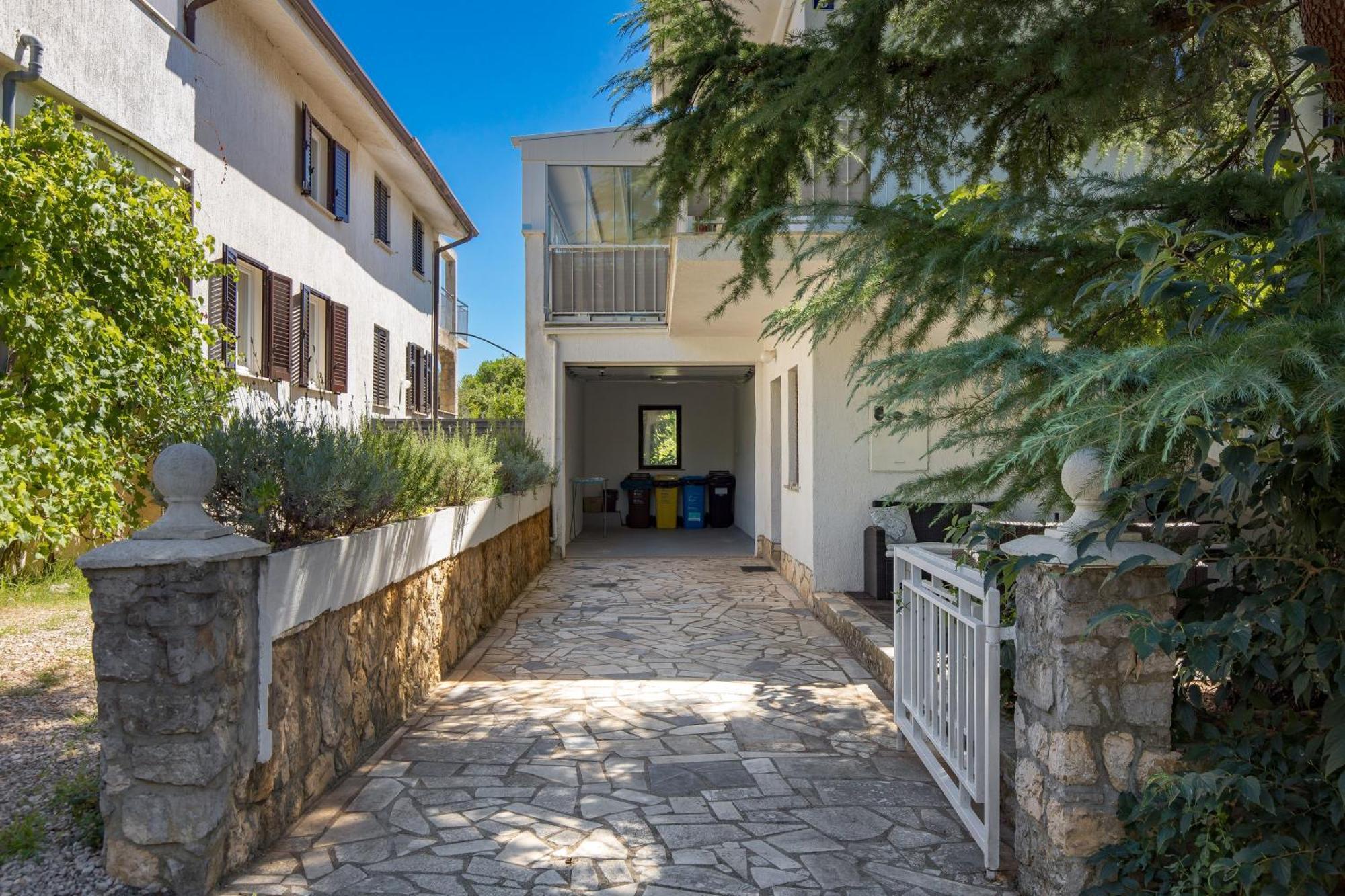 Case de vacanță Family House Rose With Pool - Happy Pinezići