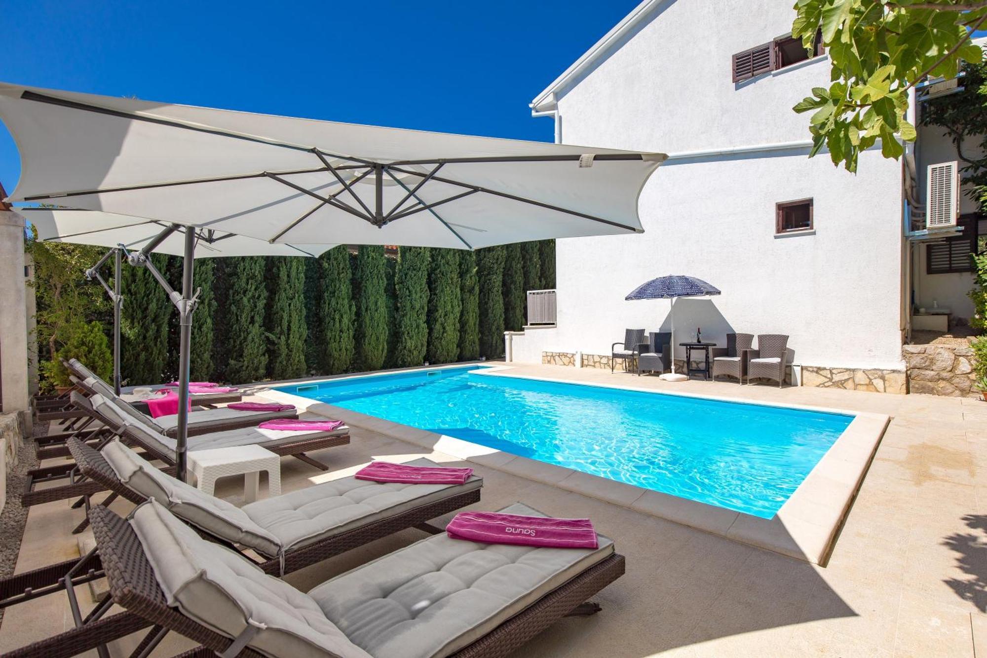 Family House Rose With Pool - Happy Case de vacanță *