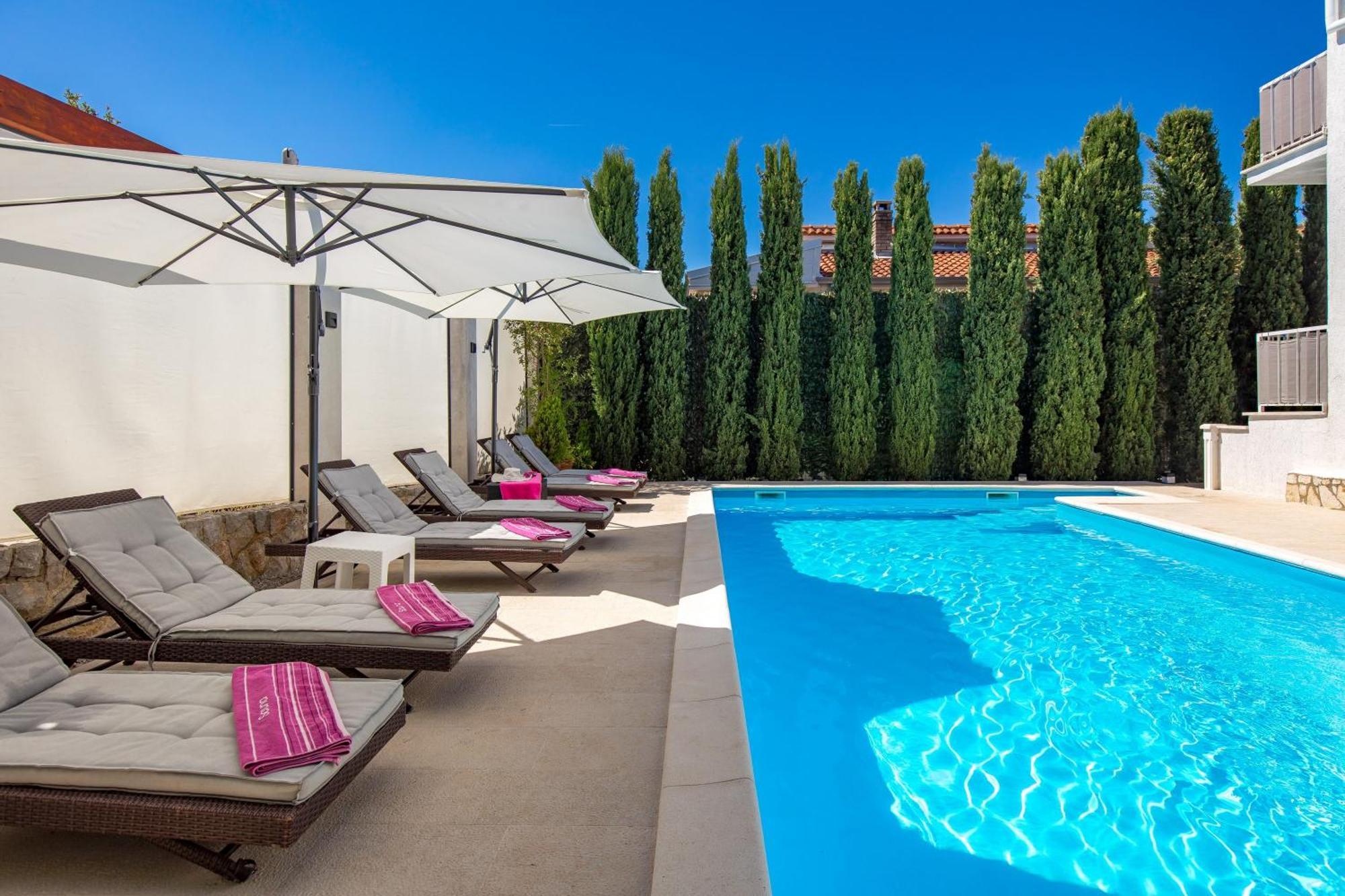 Case de vacanță Family House Rose With Pool - Happy Pinezići