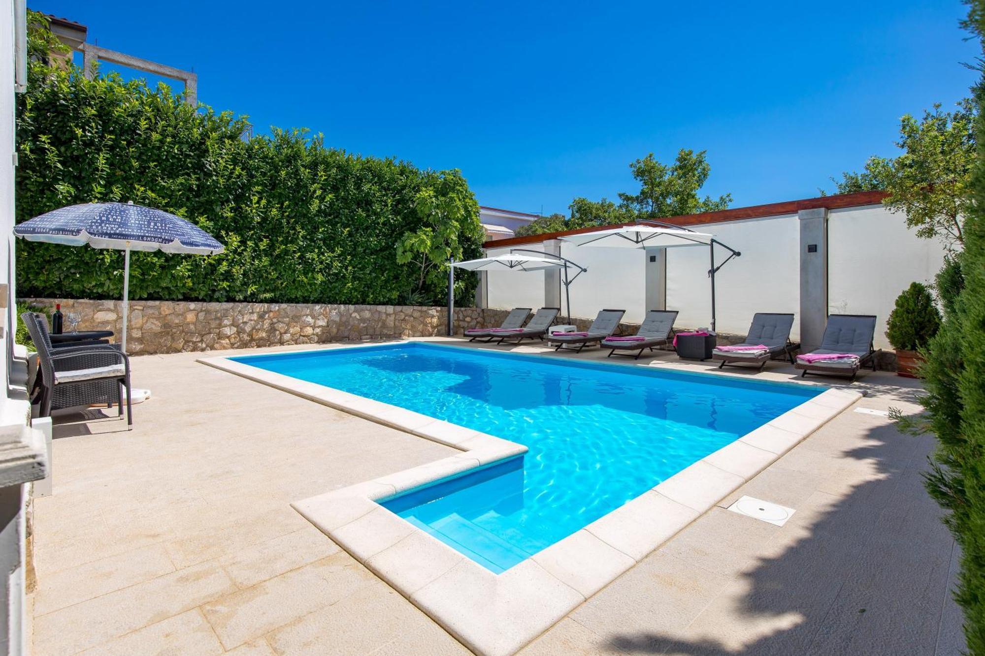 Case de vacanță Family House Rose With Pool - Happy